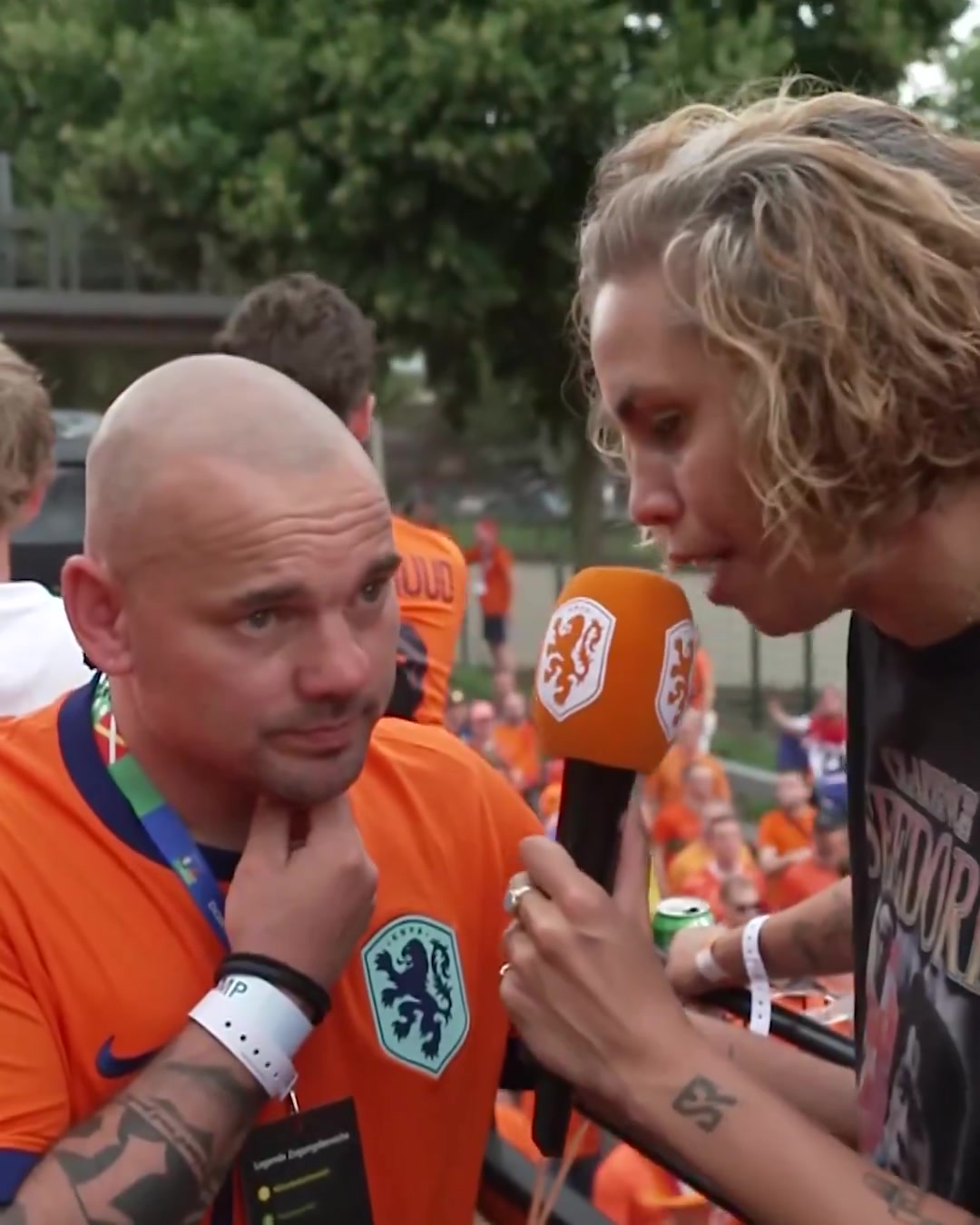 路过的荷兰球迷🤣荷兰赛前采访斯内德 你还认得这个造型吗？
