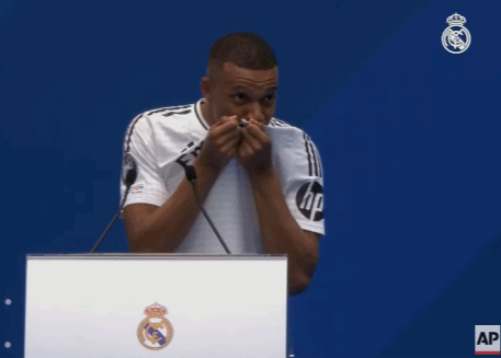 维尼修斯:姆巴佩是一名伟大的球员 我们会一起取得更大的成就