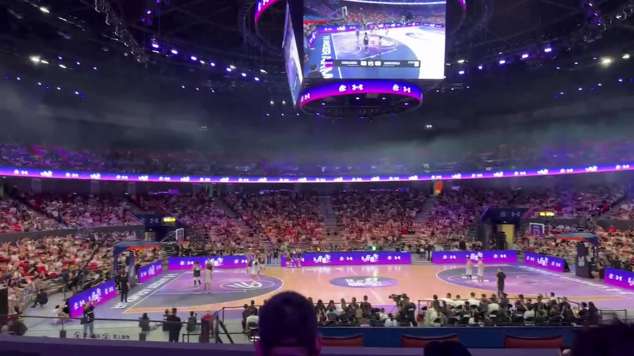 现场观众高喊“我们要库里”🥺对库里未上场打球感到不满