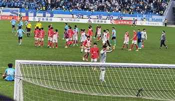 危险😱王选宏凌空飞踢犯规染黄,首次交锋曾锁喉对手被禁赛10场