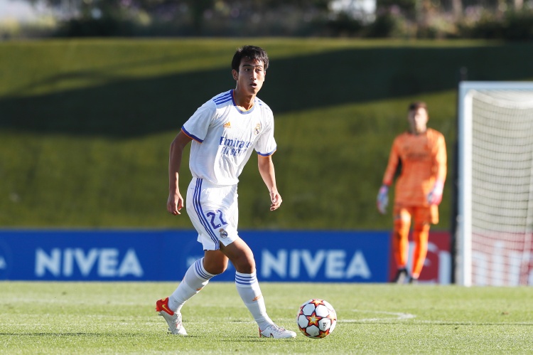 皇马外租日本中场中井卓大:我1岁玩球3岁踢球 希望在皇马首秀