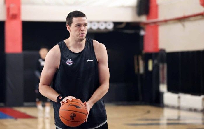 😳张兆旭称传言篮协有意归化大卫-詹姆斯 后者两轮怒砍54分41篮板