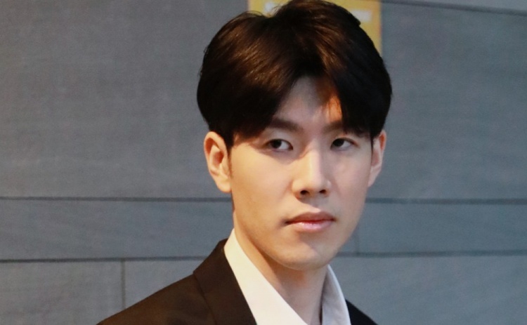 明年复出?Theshy看康康直播,直呼完美 后年练瓦