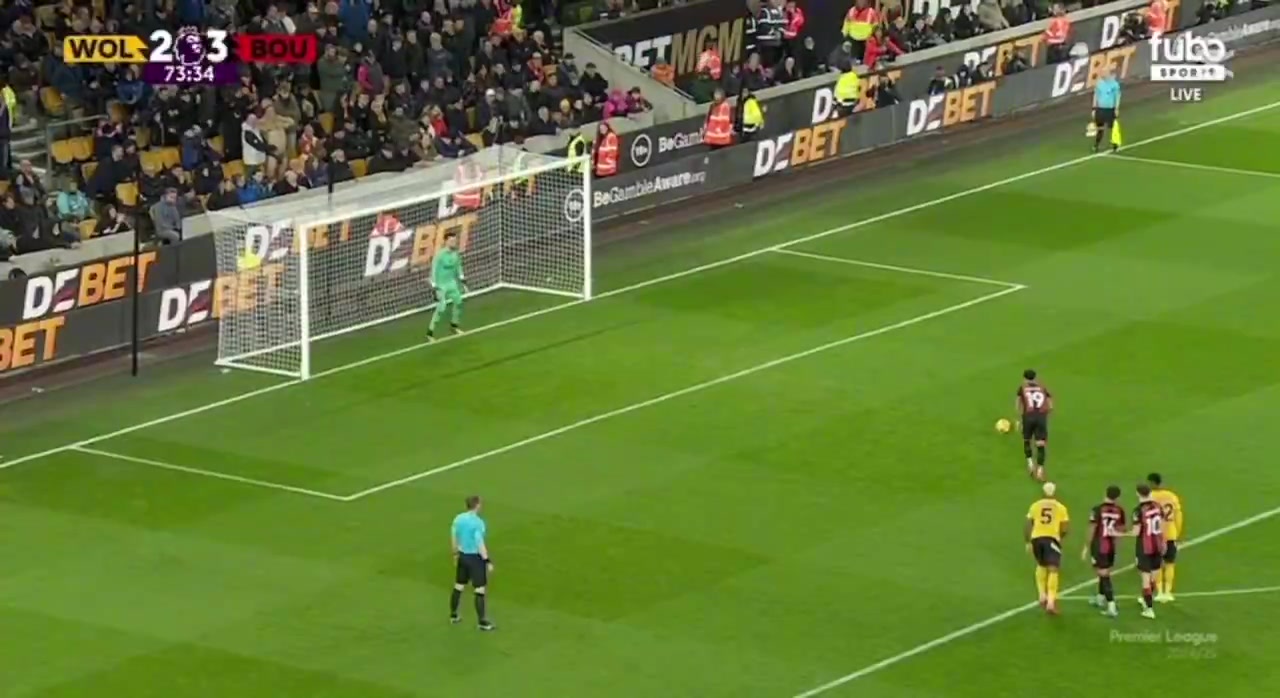 辣眼睛🙈小克鲁伊维特罚点时，狼队一球迷脱下裤子撩起上衣干扰