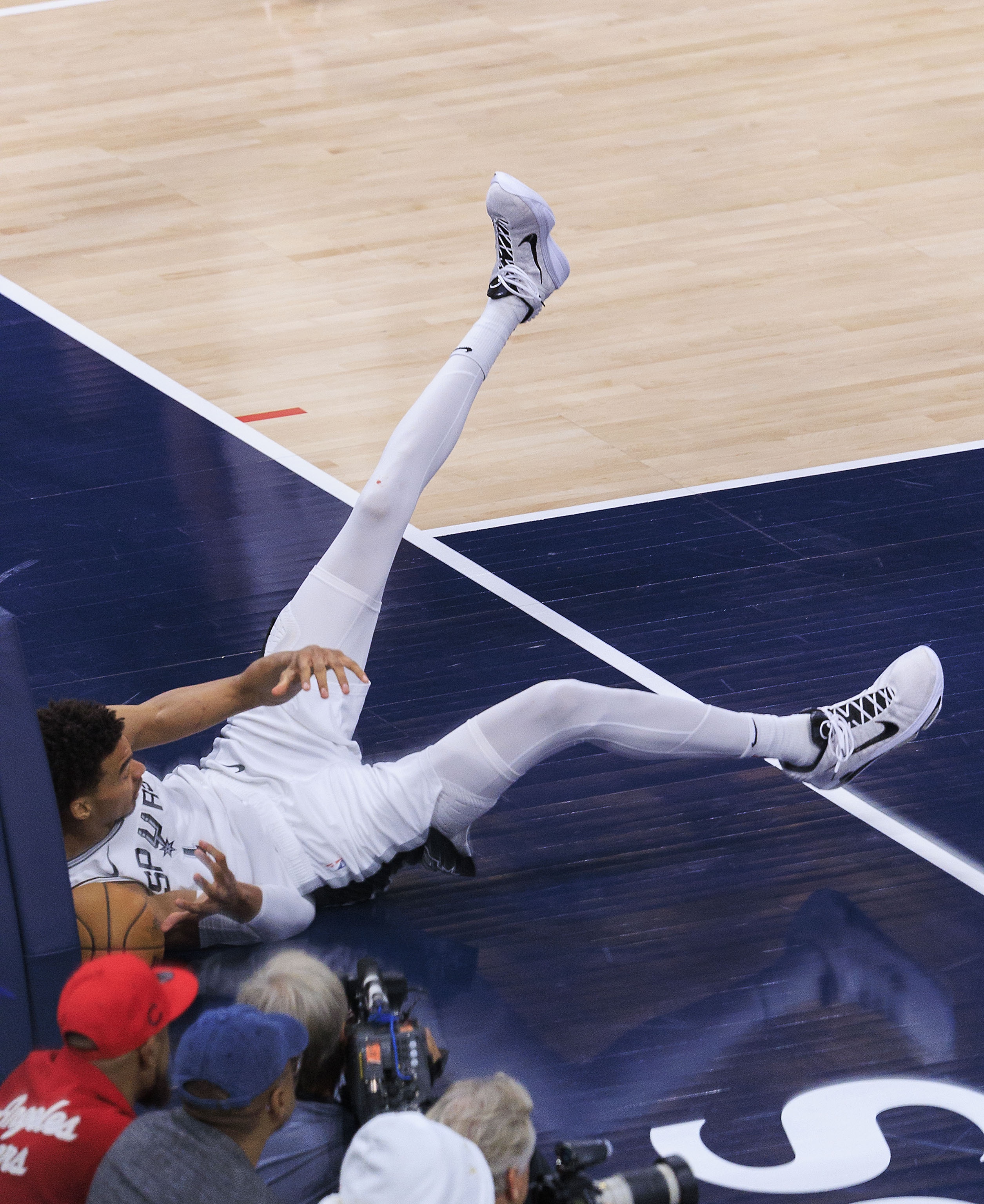 😑真撞新秀墙了?本赛季至今7场文班投篮命中率42.3% 三分仅22%