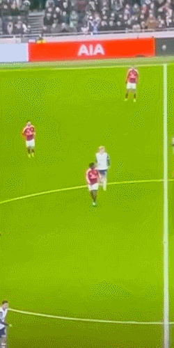 故意的还是不小心?B费从背后绊倒了无球状态的贝里瓦尔