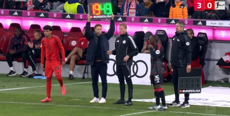 德天空:拜仁目前不打算将18岁左后卫阿兹努外租出去