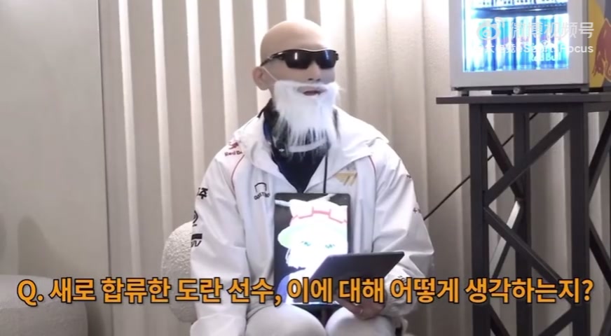 故意找茬!?主持人怒问Doran:GEN好还是T1好?全场直接沉默!