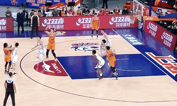 ✈️挡不住！上海第二节轰出28-7攻势，取得27分领先优势