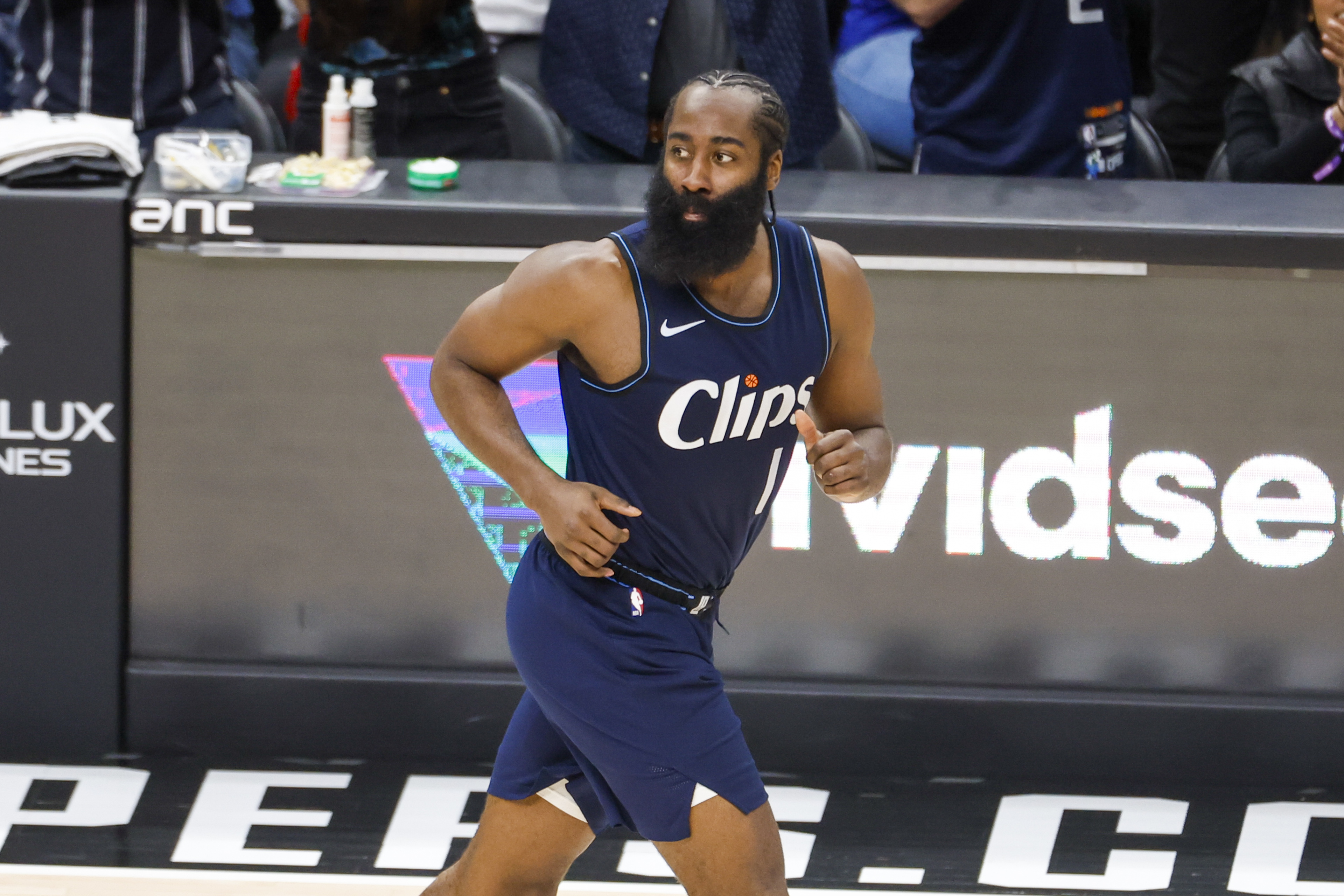 😣快船三节无一节比分上20，目前以50比86大比分落后森林狼