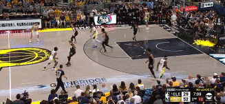 穷追猛打！麦康纳冲击篮筐连中两球 防守端也建功率队扩大领先